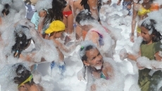 Foto 3 - Solidaridad con Cruz Roja y la Fiesta de la Espuma centran la primera mitad del jueves de ferias