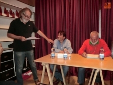 Luis F. Comendador leyendo un soneto a Pedro Ojeda/FOTO: Raúl Hernández