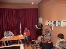 Pilar Maillo interpreta a capella un tango para adornar la lectura del último texto de Pedro Ojeda/ FOTO: Raúl Hernández