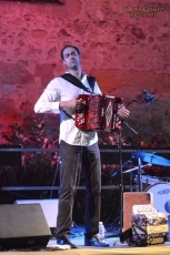 Foto 5 - Broche de oro de Etnohelmántica con el acordeonista Raúl Díaz 