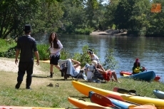 Foto 6 - Un descenso de disfraces con un perro como acompañante