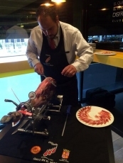 Foto 3 - El CRDO Jamón de Guijuelo asiste a la inauguración del primer Gastrobar Club Tierra de Sabor