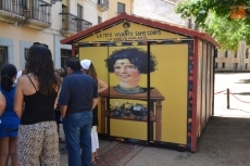 Foto 3 - Candelita acaba su primer día en la ciudad mojándose los pies en el río