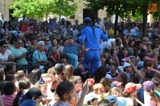 Foto 6 - Las habilidades circenses de dos empleados de hotel cierran una mañana con mucho color