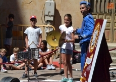 Foto 4 - Las habilidades circenses de dos empleados de hotel cierran una mañana con mucho color