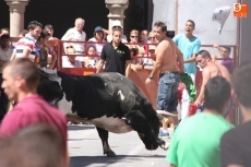 Foto 4 - Voltereta sin consecuencias graves para un aficionado en el primer encierro de las fiestas 