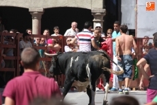 Foto 3 - Voltereta sin consecuencias graves para un aficionado en el primer encierro de las fiestas 