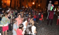 Foto 4 - La lluvia visita a los Big Dancers en su baile nocturno por la ciudad