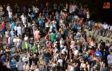 Foto 5 - Hasta unas jóvenes de despedida de soltera se suman a la fiesta de La Elektrocharanga