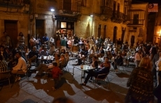 El público se arranca a bailar salsa en el concierto de Dani & Ch y Código Habana