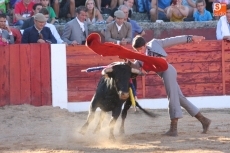 Dami&aacute;n Casta&ntilde;o corta una oreja en el primer festejo de Ferias en Vitigudino