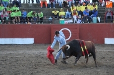 Foto 4 - Las peñas ponen la animación al último de los festejos taurinos de las fiestas
