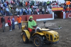 Foto 3 - Las peñas ponen la animación al último de los festejos taurinos de las fiestas
