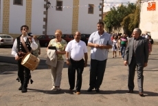 Foto 5 - Las Madrinas entregan a la Virgen del Rosario dos roscas que alcanzaron en la subasta 150 euros
