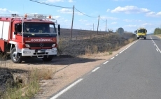 Foto 6 - Un incendio calcina el entorno del Barrio de la Rana