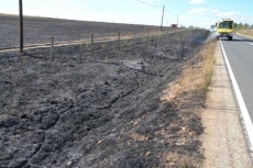 Foto 5 - Un incendio calcina el entorno del Barrio de la Rana