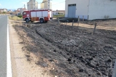 Foto 3 - Un incendio calcina el entorno del Barrio de la Rana