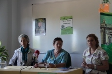 Dami Sánchez, Magdalena Hernández y Amparo Rodríguez, presentando el Día Mundial del Alzheimer. Fotos: R. M. F.
