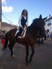 Foto 3 - La vedette Norma Duval participa en el encierro a caballo de las fiestas