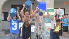 Foto 3 - El 'Reto del Agua' empapa de solidaridad a decenas de personas por la ELA