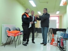 Foto 6 - Los voluntarios de Protecci&oacute;n Civil reciben las tarjetas que legalizan y certifican su...