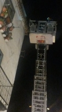 Foto 4 - Difícil intervención de los bomberos para acceder a los daños provocados por las primeras...