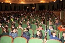 Foto 5 - M&aacute;s de 400 escolares reflexionan sobre la seguridad vial en el Liceo