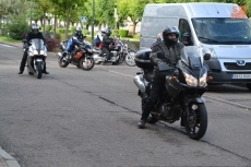 Foto 3 - Una veintena de Clandestinos participa en la movilización contra los guardarraíles