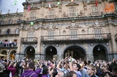 Foto 3 - Suelta de Globos en la Plaza Mayor por los enfermos de Alzheimer