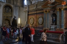 Foto 6 - La Virgen de La Soledad procesiona por el interior de la Catedral