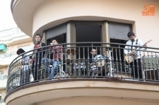 Foto 5 - El público disfruta de la música en directo en el barrio del Oeste