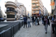 Foto 4 - El público disfruta de la música en directo en el barrio del Oeste