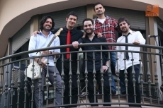 Foto 3 - El público disfruta de la música en directo en el barrio del Oeste