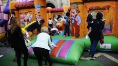 Foto 4 - Los más pequeños disfrutan de juegos hinchables para celebrar la Semana de la Movilidad