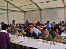 Foto 3 - Un buen plato de paella preparada por y para los vecinos