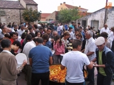 Foto 6 - Un buen plato de paella preparada por y para los vecinos