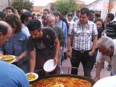 Foto 5 - Un buen plato de paella preparada por y para los vecinos