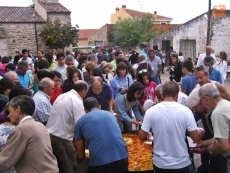 Foto 4 - Un buen plato de paella preparada por y para los vecinos