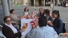 Foto 6 - Multitud de vecinos se echan a las calles para honrar a San Miguel