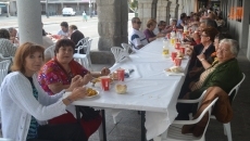 Foto 5 - Multitud de vecinos se echan a las calles para honrar a San Miguel