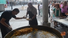 Foto 4 - Multitud de vecinos se echan a las calles para honrar a San Miguel