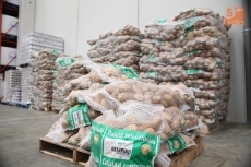 Foto 6 - Asaja dona cinco toneladas de patatas al Banco de Alimentos para ayudar a las familias más...