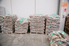 Foto 5 - Asaja dona cinco toneladas de patatas al Banco de Alimentos para ayudar a las familias más...