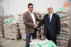 Foto 4 - Asaja dona cinco toneladas de patatas al Banco de Alimentos para ayudar a las familias más...