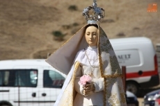 Foto 3 - Un intenso calor acompaña a la Virgen de Otero en la romería de las sandías
