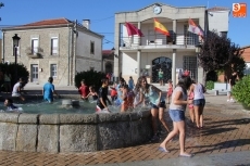 Foto 6 - El tradicional chapuzón en la fuente marca el inicio de las fiestas de las Madrinas