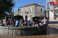 Foto 4 - El tradicional chapuzón en la fuente marca el inicio de las fiestas de las Madrinas