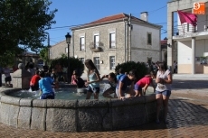 Foto 3 - El tradicional chapuzón en la fuente marca el inicio de las fiestas de las Madrinas
