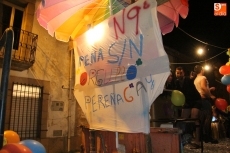 Foto 6 - Las peñas dan colorido a la noche con un bullicioso desfile de carrozas