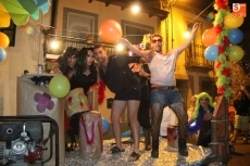 Foto 5 - Las peñas dan colorido a la noche con un bullicioso desfile de carrozas
